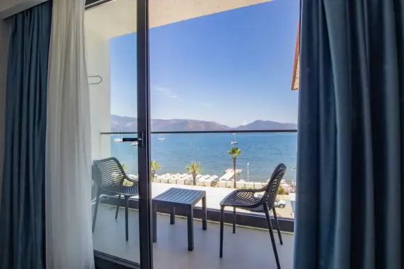 Linera cam küpeşte balkon görünümü